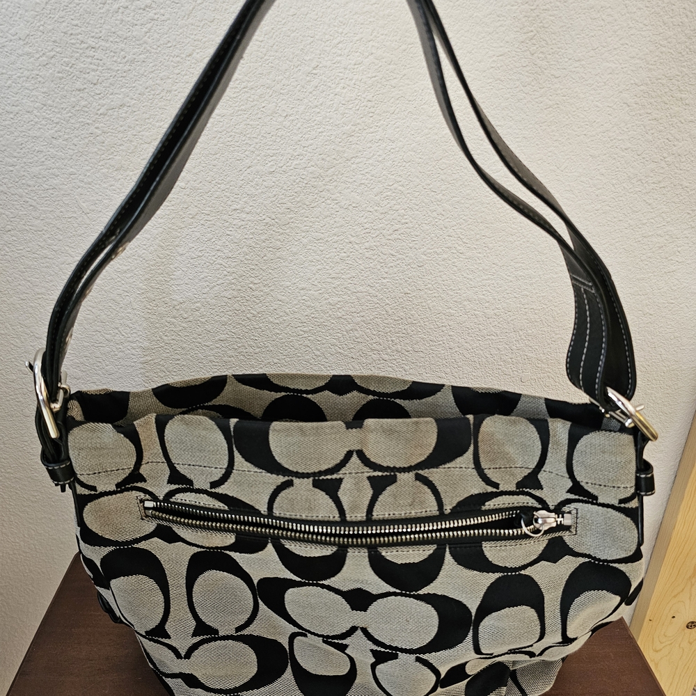 Vintage Coach Shoulder Bag. - Picture 2 of 6